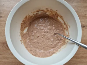 Dicker Schoko-Pancaketeig in einer Schüssel.