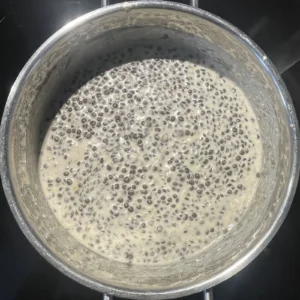 Belugalinsen in heller, cremiger Sauce im Topf.